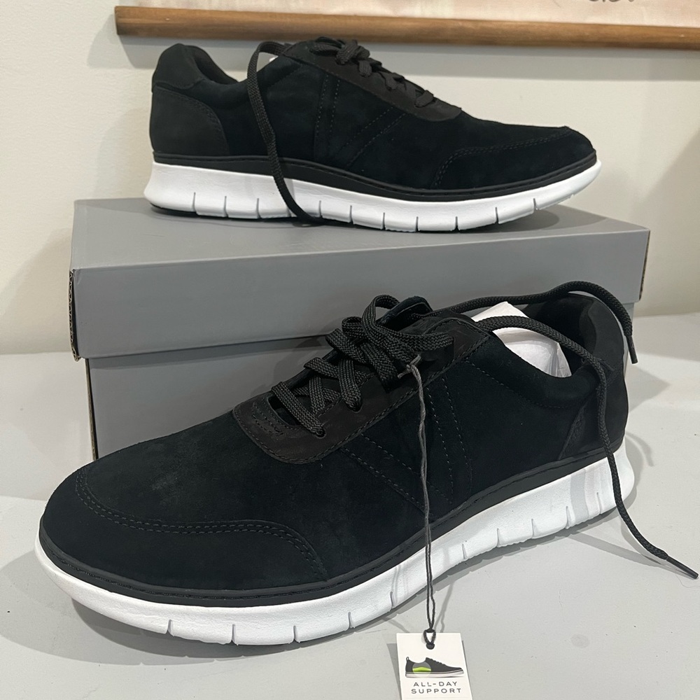 NWT- Vionic Men’s sneakers